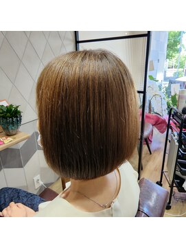 アロング(along) 酸性ストレートのボブ