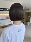 やや前下がりなボブ