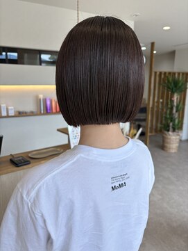 エンネ(Enne) やや前下がりなボブ