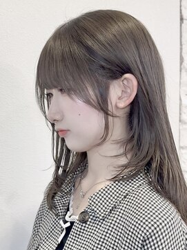 モア(moa) 顔周りカットとレイヤーカット+オリーブグレージュ