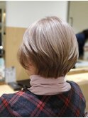 【60代髪型/明るい白髪染め】スモーキーベージュ×ショートボブ