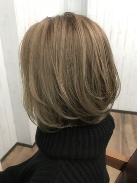 クオン(Kuon) 大人ナチュラルレイヤーボブ ミルクティーベージュ