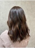 深みのあるカラーに映える、光を纏ったウェーブロング