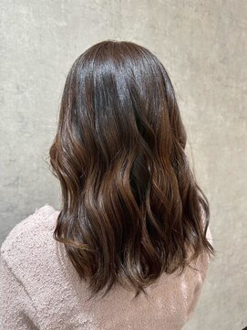 ヘアー ワークス ボナ 前橋店(HAIR WORKS bona.) 深みのあるカラーに映える、光を纏ったウェーブロング