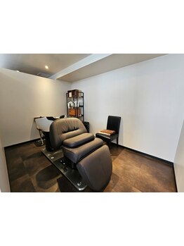 人目を気にせずゆったり♪半個室フルフラットシャンプー台で極上のシャンプー体験をぜひ◎