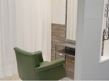 シュクル イスナーニ(しゅくる ithnani)の写真/人目の気にならない自分だけのプライベート空間。フルフラットのシャンプー台で贅沢なヘアエステを体験☆