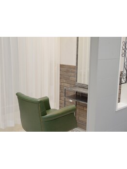 人目の気にならない自分だけのプライベート空間。フルフラットのシャンプー台で贅沢なヘアエステを体験☆