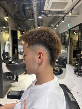 フランクスバーバーザスタンド(Frank’s barber the stand) 刈り上げセンターパート/波巻きツイストスパイラル/飯田橋T