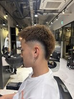 フランクスバーバーザスタンド(Frank’s barber the stand) 刈り上げセンターパート/波巻きツイストスパイラル/飯田橋T