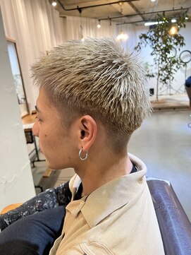 メンズサロン キング 梅田店(Men’s salon K!ng) ホワイトメッシュ/ツイスト/ツイスパ/パーマ/メンズ/眉毛