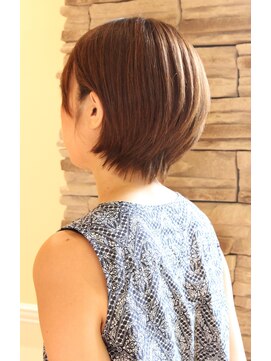 レウナ 外苑前(Reuna) 【30代40代50代】後頭部の丸みはカットで決まる大人ショート
