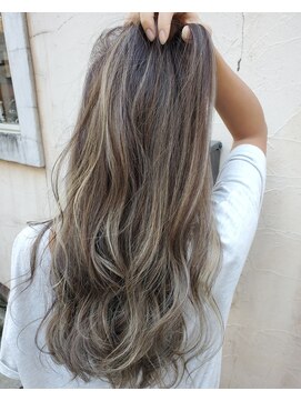 サーティーン(THIRTEEN) ハイライトは育てよう！HUEグロスで透明感３Dハイライト【20代】