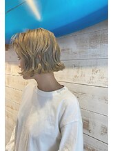 ショートボブ×ハイトーンカラー