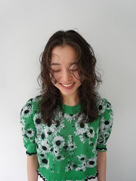 ヒメル(HML U/2A) くせ毛を活かしたレイヤースタイル