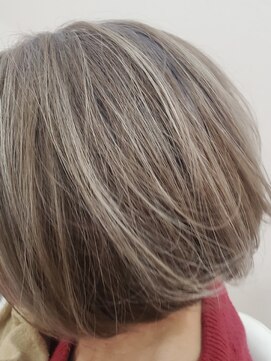 丹下陽子美容室 白髪を活かしたデザイン