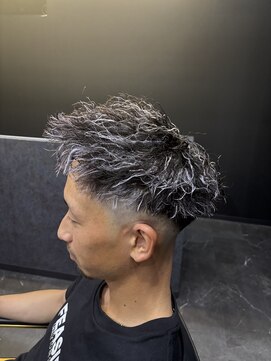 ワンフ(onef) フェードカット×ツイストパーマ×ホワイトメッシュ