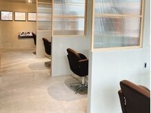 オーブヘアー ウィンク 近江八幡店(AUBE HAIR wink)の雰囲気（開放感のある明るい店内で、くつろぎの時間をお過ごしください。）