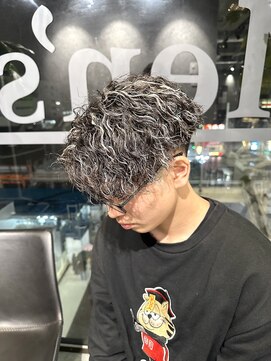 スタッド 松戸(stud. Men‘s) ホワイトメッシュハイライトツイストスパイラルパーマ