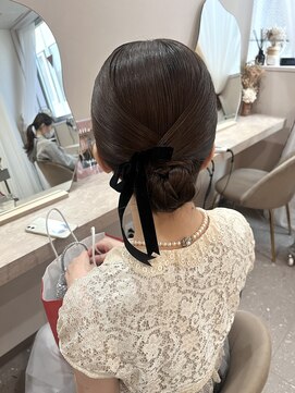 ミラ(Mila) 艶感☆タイトシニヨン ベロアリボンアレンジ