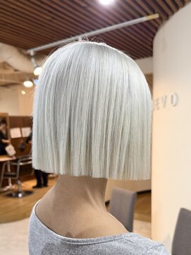 ブリッツ レボ(BLITZ-REVO) ホワイトブロンド  10代20代30代  柏駅 柏美容室