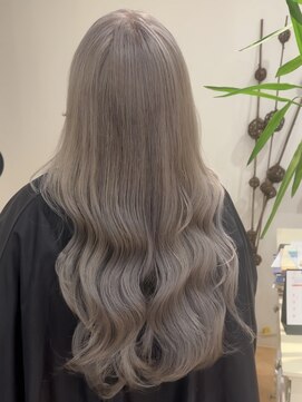 ゼウス(Zeus.) 海外ヘアーハッシュカットレイヤーカットハイライトカラー