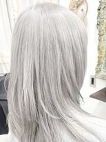 ルネラトーキョー(RUNERA TOKYO)&nbsp;シルバーカラーレイヤーカットホワイトカラー顔まわりレイヤー