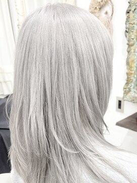 ルネラトーキョー(RUNERA TOKYO) シルバーカラーレイヤーカットホワイトカラー顔まわりレイヤー