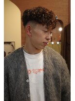 エディ(Edy)&nbsp;スペインカールスキンフェードブラウンカラー刈り上げ眉毛カット