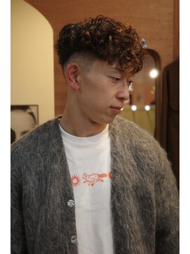 エディ(Edy) スペインカールスキンフェードブラウンカラー刈り上げ眉毛カット