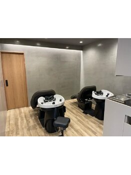 フルフラットのシャンプー台で堪能する極上のスパタイム。ワンランク上の癒しを是非体感して！