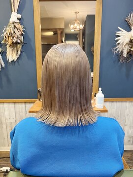 切りっぱなしボブ、ボブ、外ハネ、ミルクティーベージュ