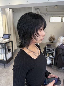 シーン(seen) ブリーチなし黒髪シャギーウルフレイヤーカット人気のウルフヘア