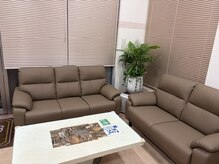 ヘアーアンドメイク ルナ(Hair&Make Runa)の雰囲気（待ち合いブース。寛げるソファー髪質改善/髪質改善前橋/トステア）