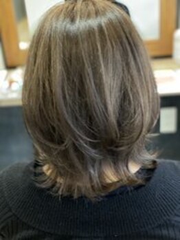 ダメージレスで艶感のあるグレイカラーが人気◎暗髪の落ち着いた色味から透明感のあるカラーまで選べる♪