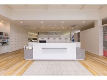 ピカ イチ 八代本店(pikA icHi)の雰囲気（白を基調とした広い店内で、癒しのひと時をお過ごしください。）