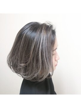 フラット(flat) 『毛束感 ×プラチナグレージュ』大人ヘルシーボブ