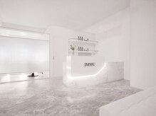 白と大理石模様が特徴的な、清潔感と高級感が溢れる空間