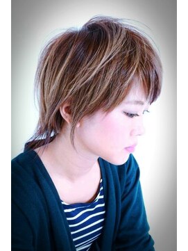 リベルタ(LIBERTA) 筆先のような毛先のウルフショートボブ