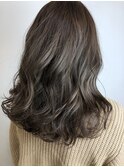 セミロング×グレージュ