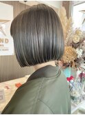 カーキベージュのミニボブ
