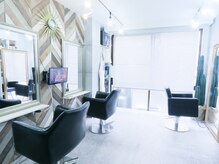 座り心地のよい椅子と陽射しの溢れる落ちついた店内