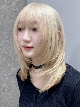 サンク 原宿 表参道(cinq) 顔周りレイヤーくびれミディアムレイヤーカットブロンドカラー