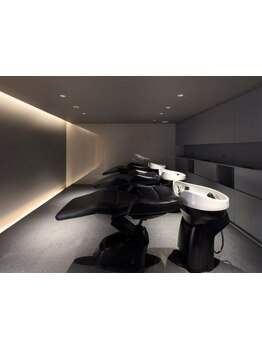 広々空間に少数の席でゆったりくつろげる♪気軽に話せる居心地の良さも人気の理由♪上質なサロンタイムを。