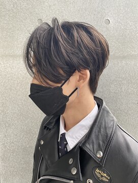 オアシスアヴェダ 東武船橋(OASIS AVEDA) 前下がり センターパート ソフト刈り上げ 耳かけ