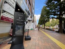 クリュウゲート 三鷹店(KURYU GATE)の雰囲気（こちらの看板が目印♪通路奥のエレベーターからお越しください。）