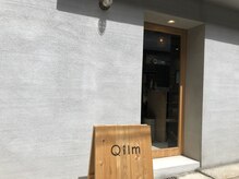 ■木の看板 Qilm がお店の目印■