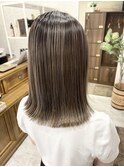 アッシュグレージュハイライトバレイヤージュ外ハネミディ♪