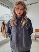 ベージュ