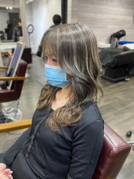 カルフール ロハス 草加東口店(Carrefour LOHAS) ミルクティー系・バレイヤージュ・レイヤーカット・立体感カラー