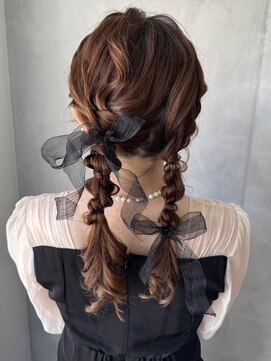 大人可愛いツインアレンジで特別感UP